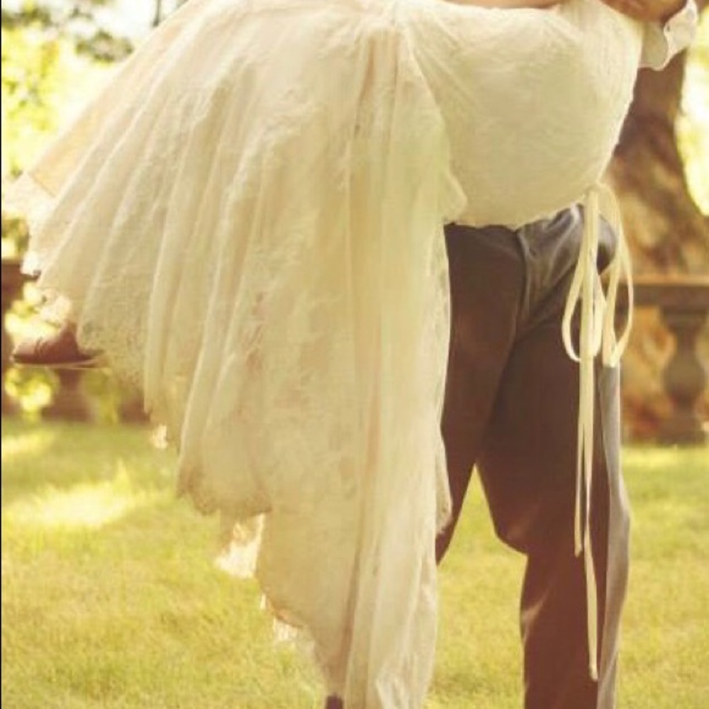 Wedding gown and accessories - Picture 8 of 8